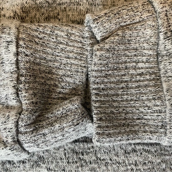 Chic2Chic Hoodie - Picture 3 of 4